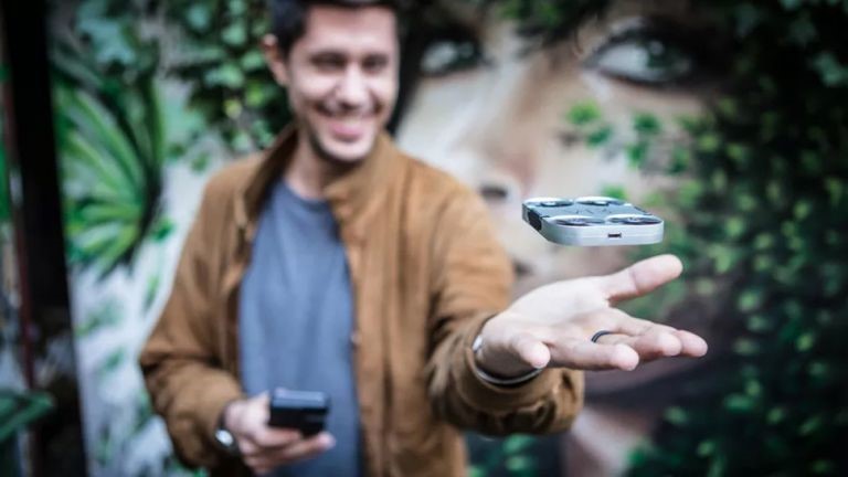 Cámara voladora AirSelfie2 – $200 | 9 gadgets navideños imprescindibles para los amantes de la tecnología | bayas de cerebro