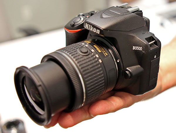 Cámara DSLR Nikon D3500 - $ 500-600 | 9 gadgets navideños imprescindibles para los amantes de la tecnología | bayas de cerebro