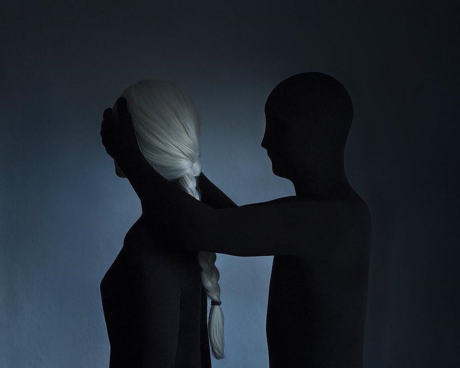 Una niña y sombra | Fotografía surrealista que estudia el mundo solo de uno solo | Bayas cerebrales