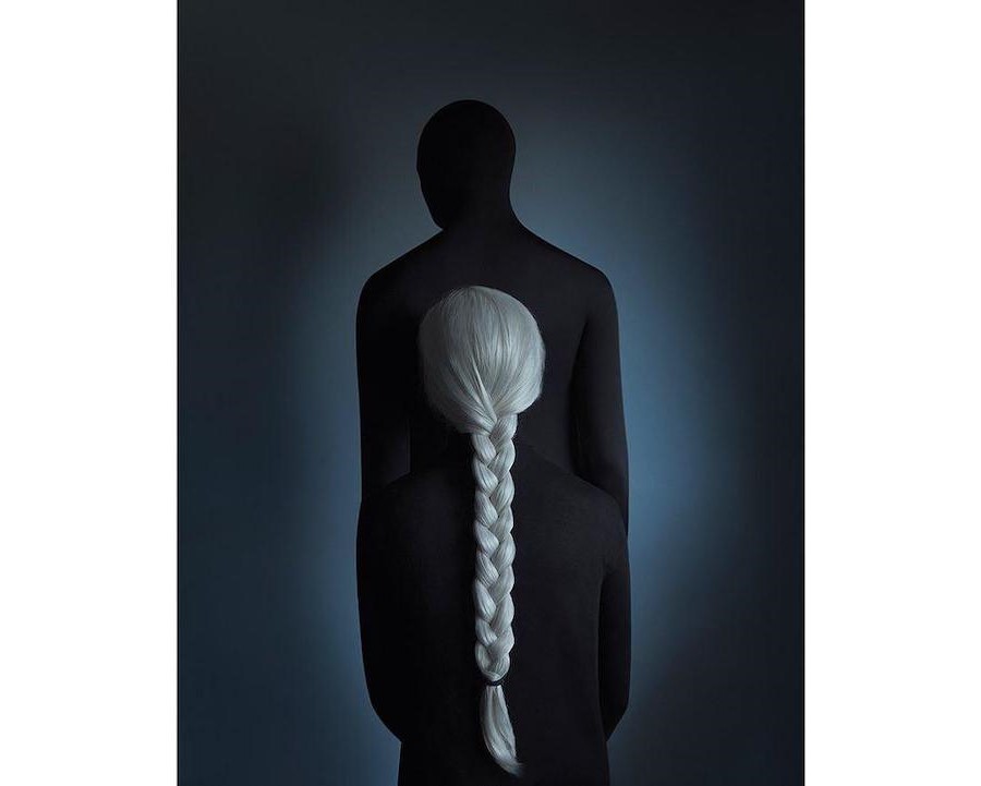 Sombra frente a una chica | Fotografía surrealista que estudia el mundo solo de uno solo | Bayas cerebrales
