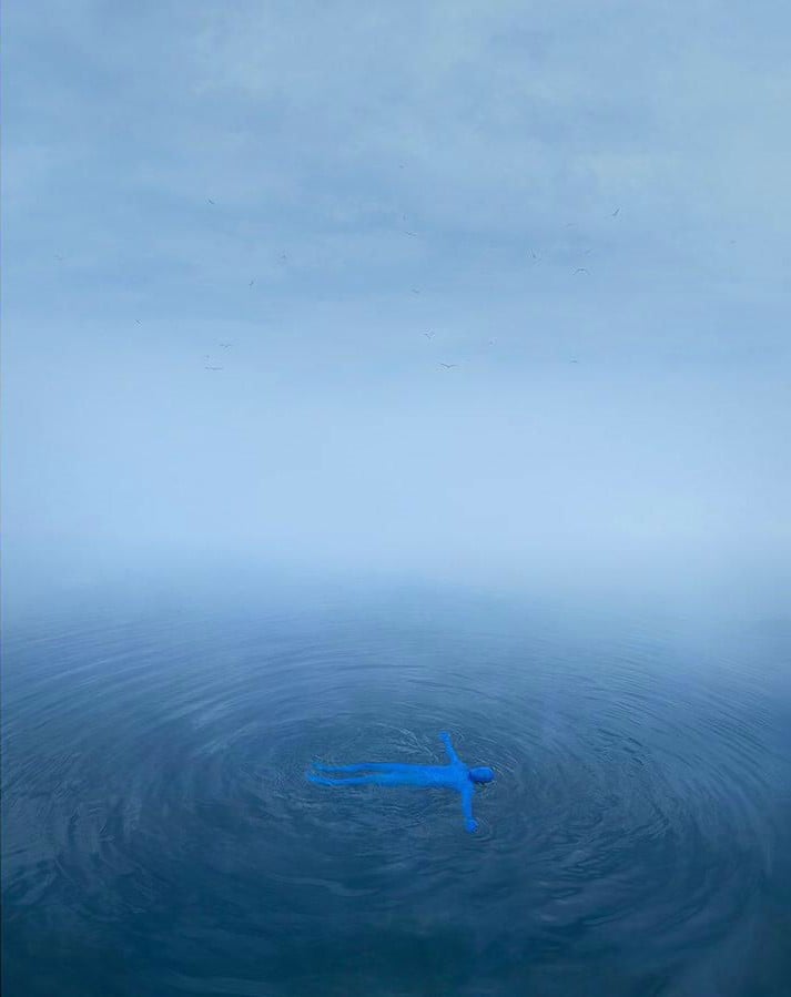 Hombre azul incondicional | Fotografía surrealista que estudia el mundo solo de uno solo | Bayas cerebrales
