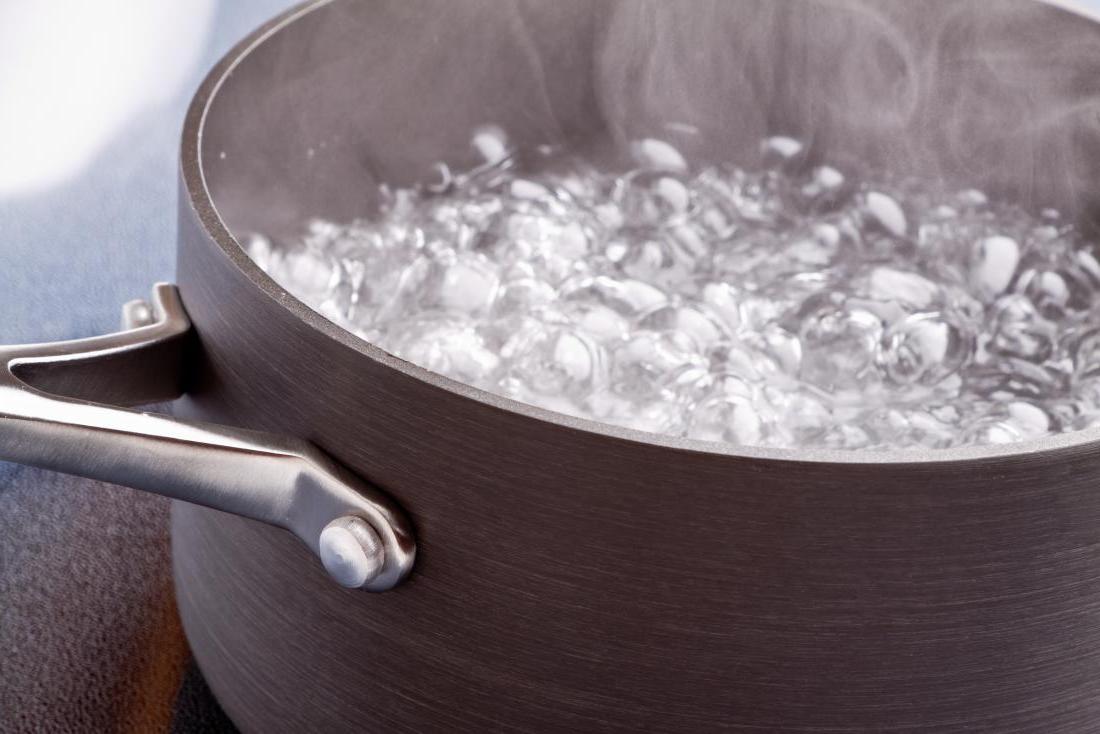 Use agua hervida para su cubo de hielo | 8 maneras de cómo derretir el hielo | Bayas cerebrales